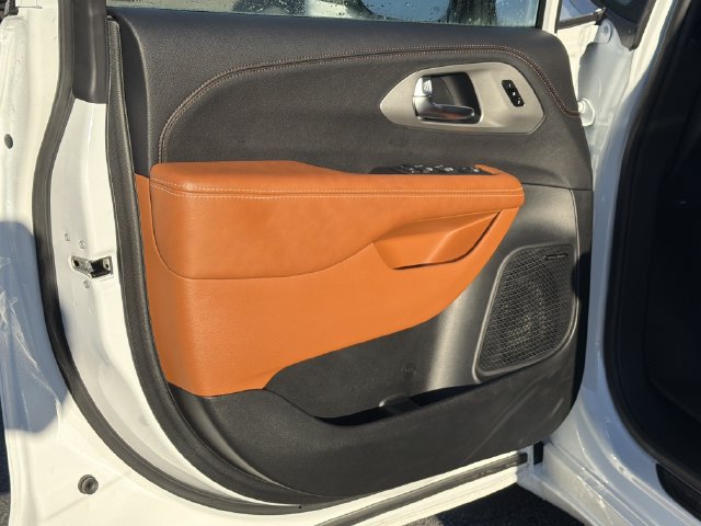 Used 2026 Chrysler Pacifica Pinnacle FWD image 12