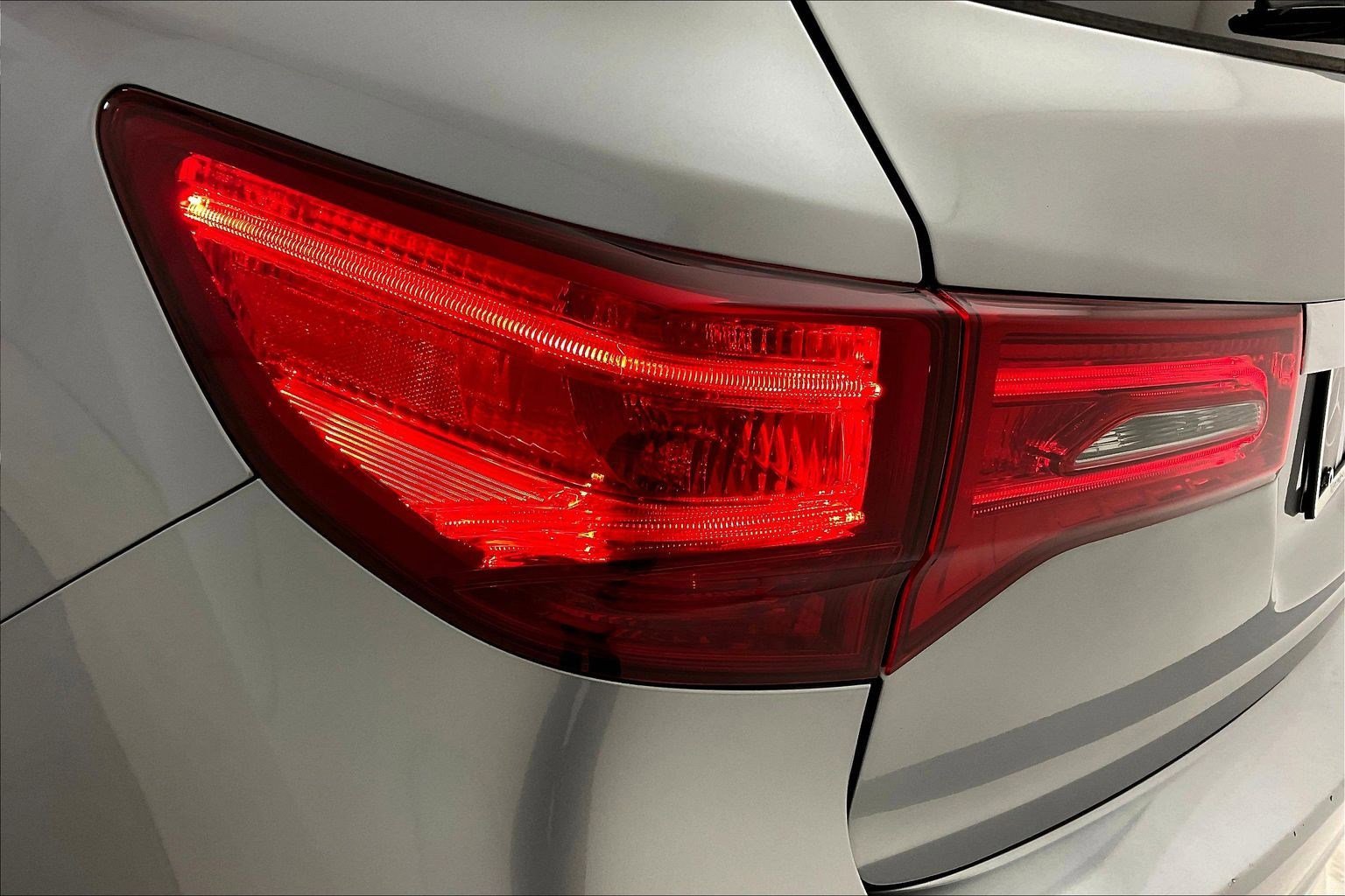 Used 2018 Acura MDX SH-AWD w/ Technology Package image 23