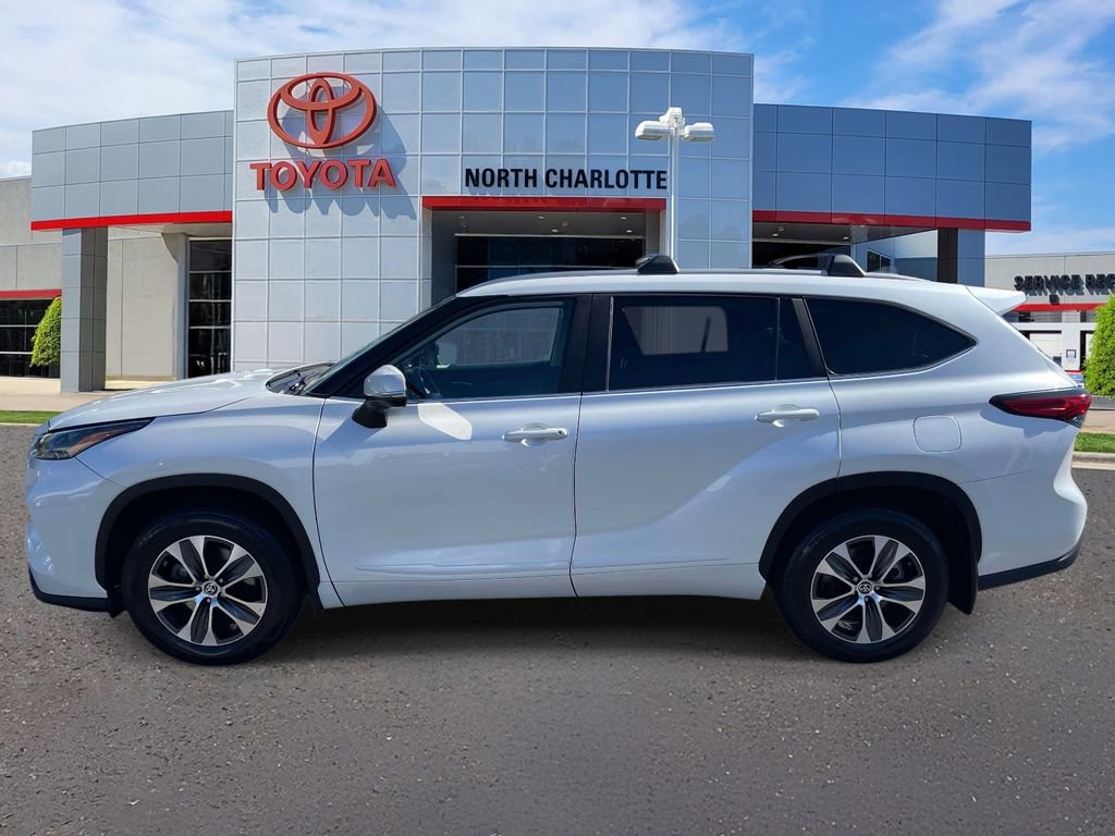 Used 2023 Toyota Highlander XLE AWD/4WD image 6