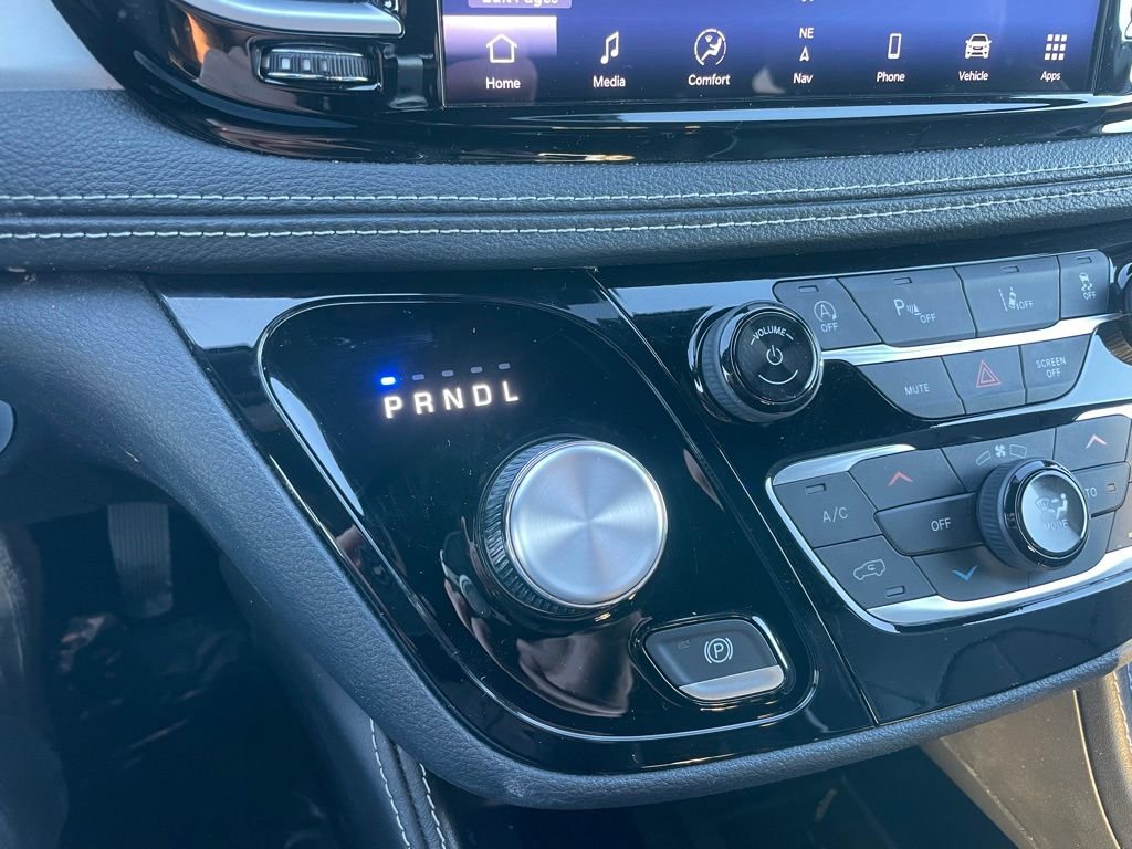 Used 2025 Chrysler Pacifica Limited image 13