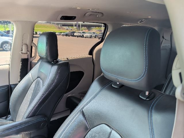Used 2021 Chrysler Pacifica Touring-L image 2