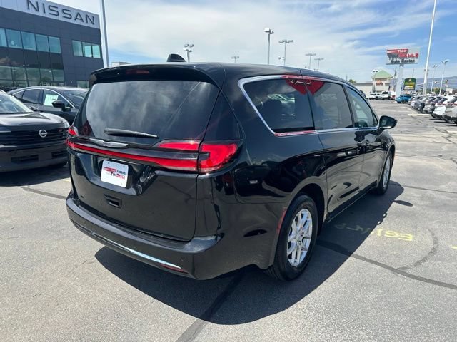 Used 2026 Chrysler Pacifica Select FWD image 11