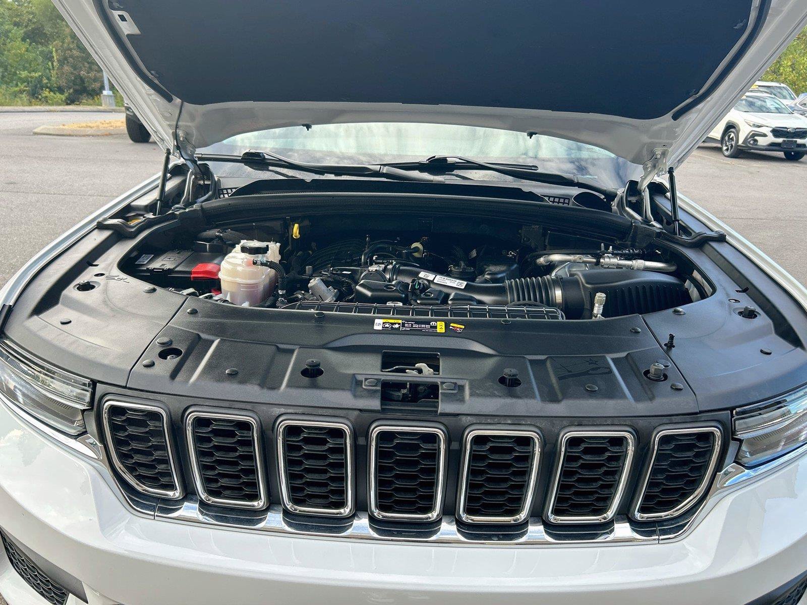 Used 2023 Jeep Grand Cherokee Laredo AWD/4WD image 10