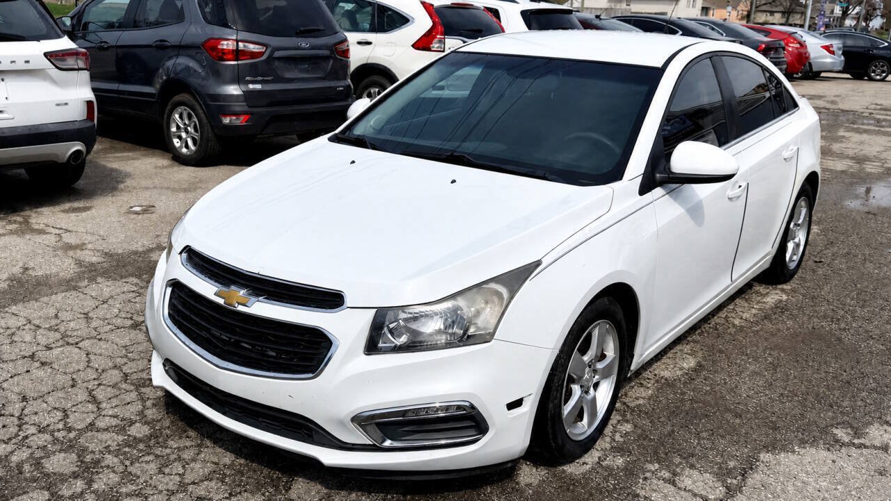 Used 2015 Chevrolet Cruze LT w/ Technology Package FWD image 2