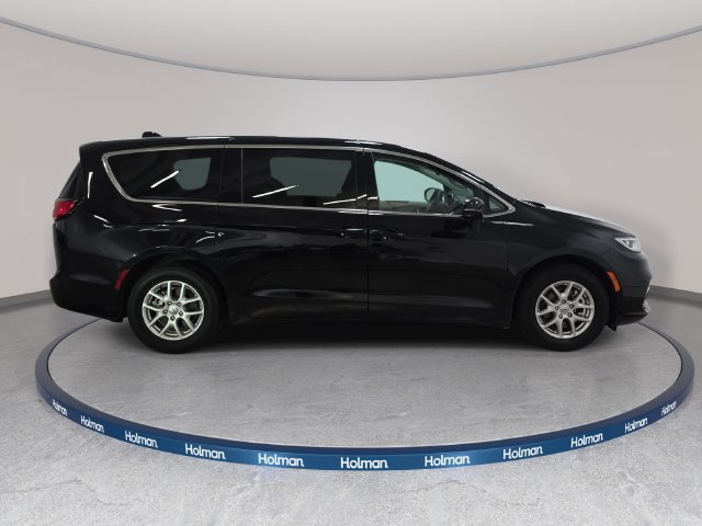 Used 2024 Chrysler Pacifica Touring-L FWD image 5