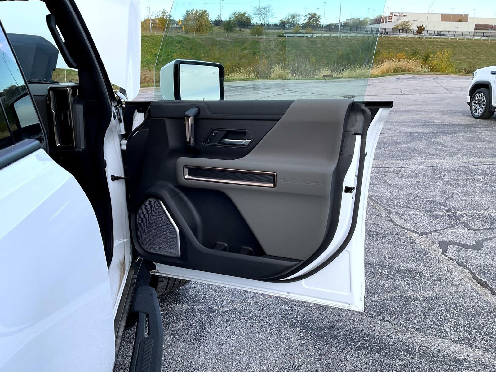New 2025 GMC Hummer EV 2X w/ LPO, Dark Essentials Package AWD/4WD image 16