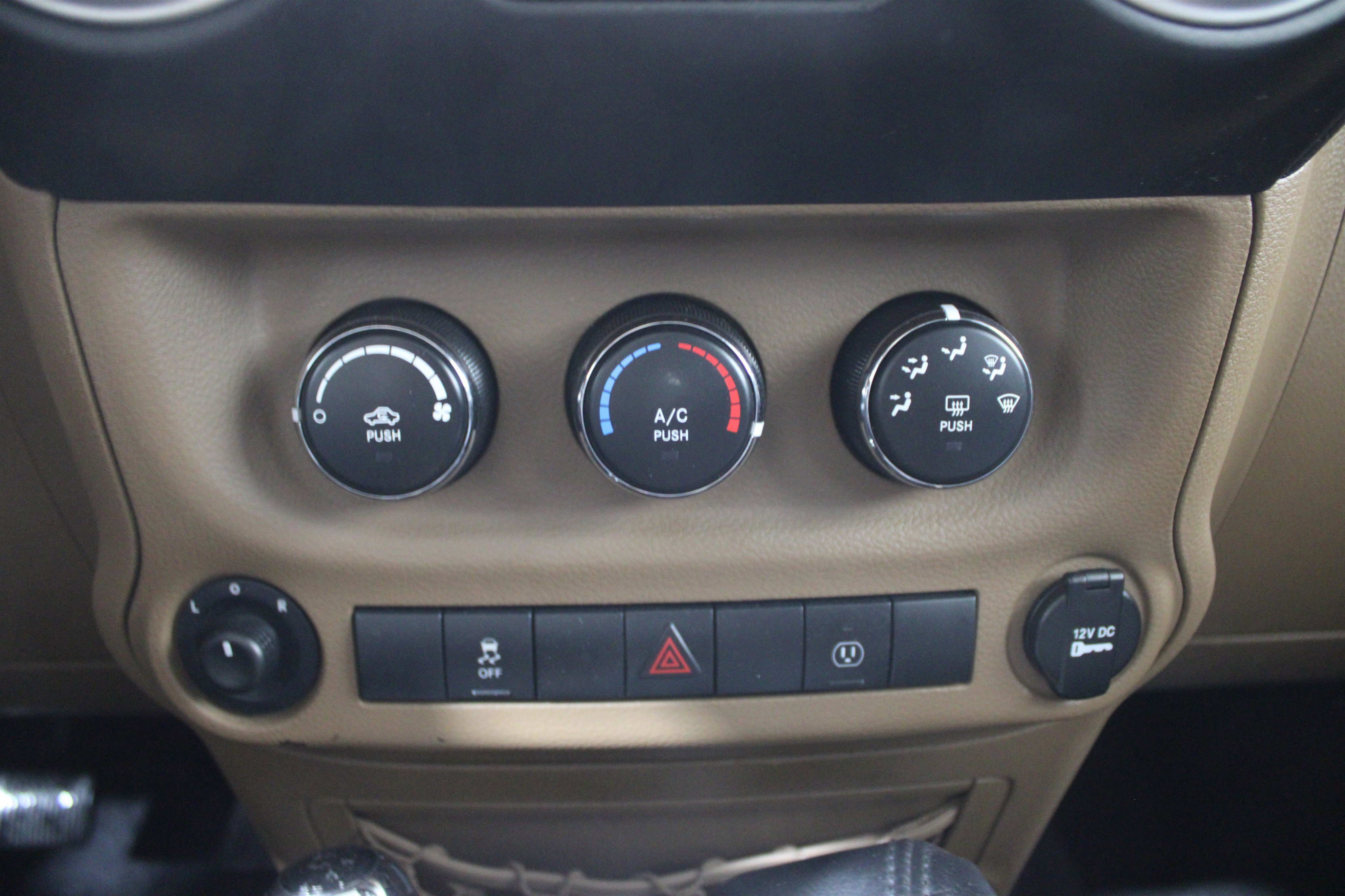 Used 2018 Jeep Wrangler Unlimited Sahara image 11