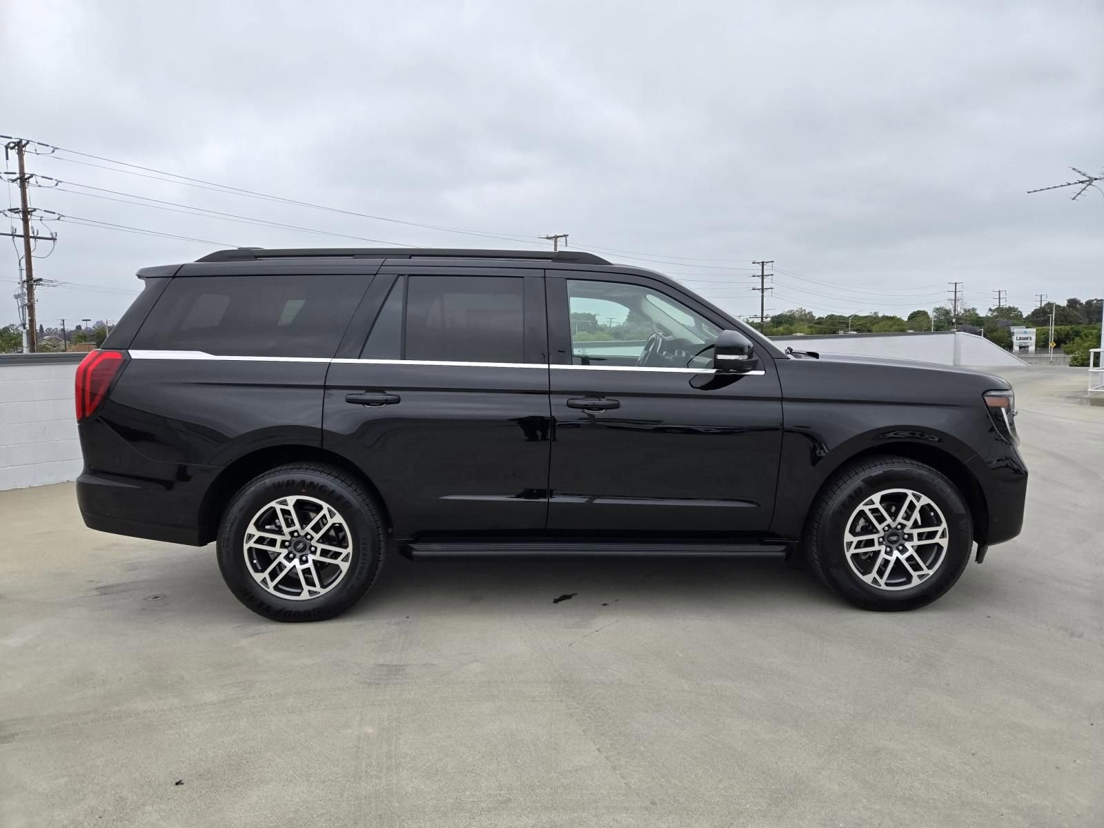 Used 2025 Ford Expedition Active RWD image 2