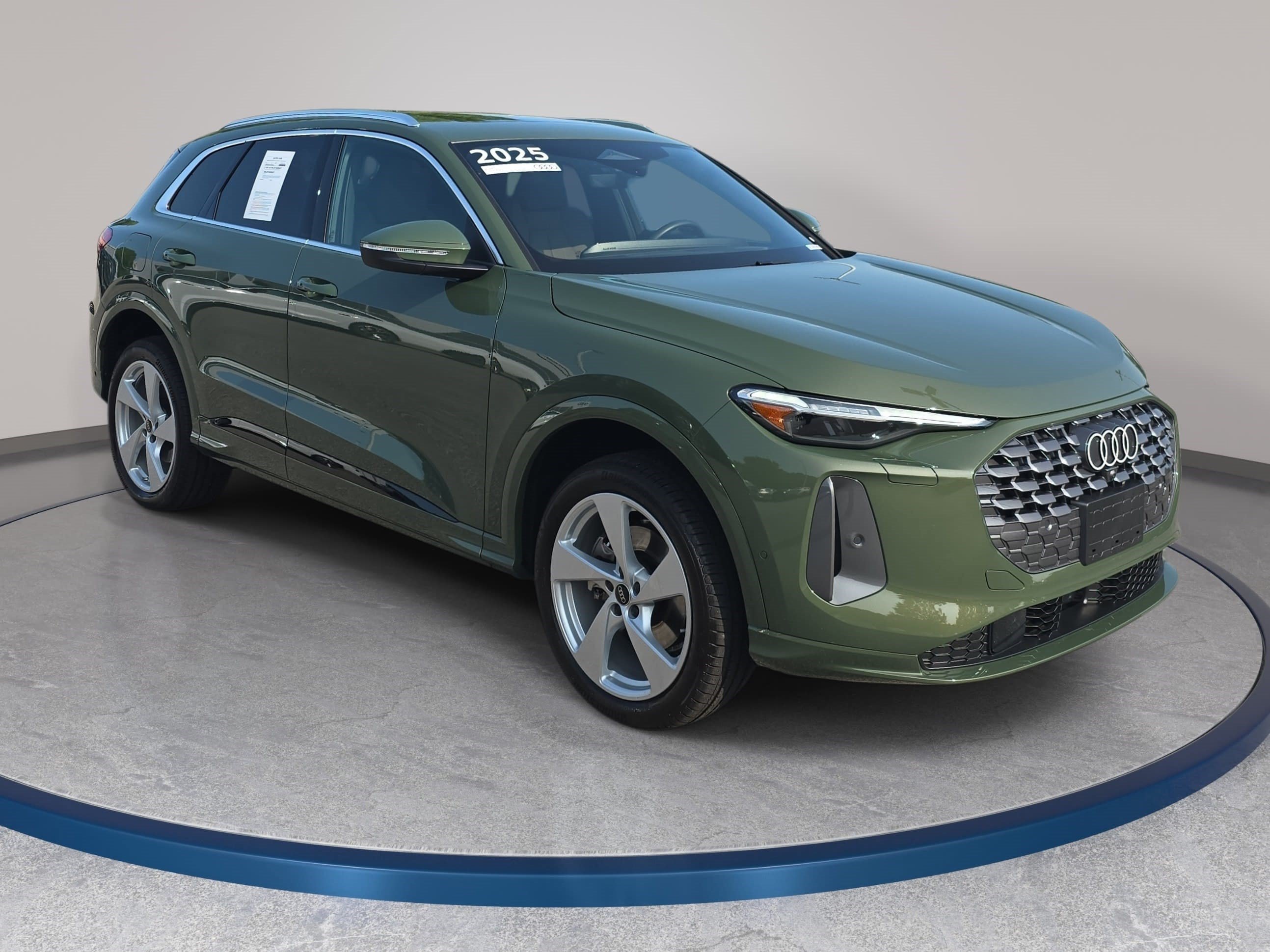 Certified 2025 Audi Q5 Premium AWD/4WD image 3