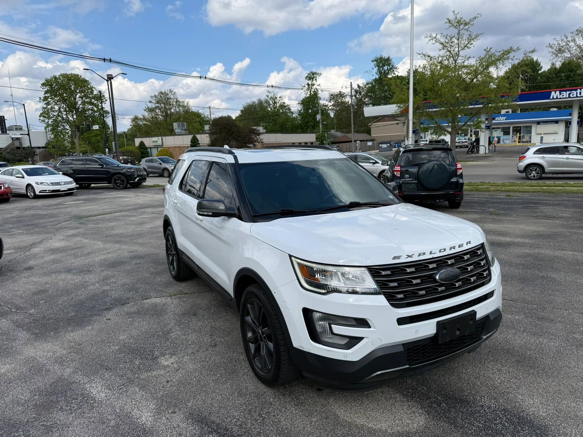 Used 2017 Ford Explorer XLT w/ XLT Technology Feature Bundle AWD/4WD image 2
