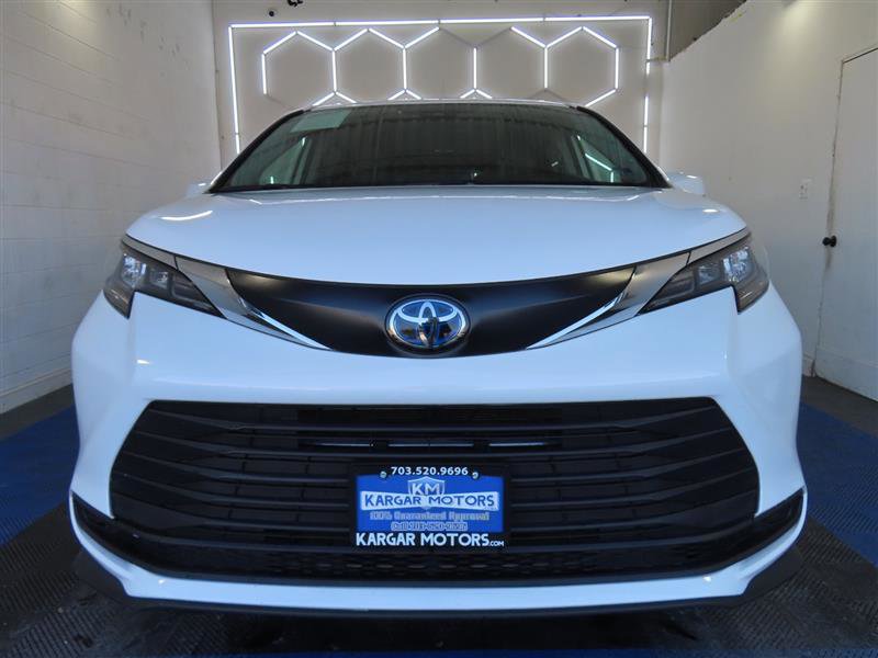 Used 2024 Toyota Sienna LE image 2