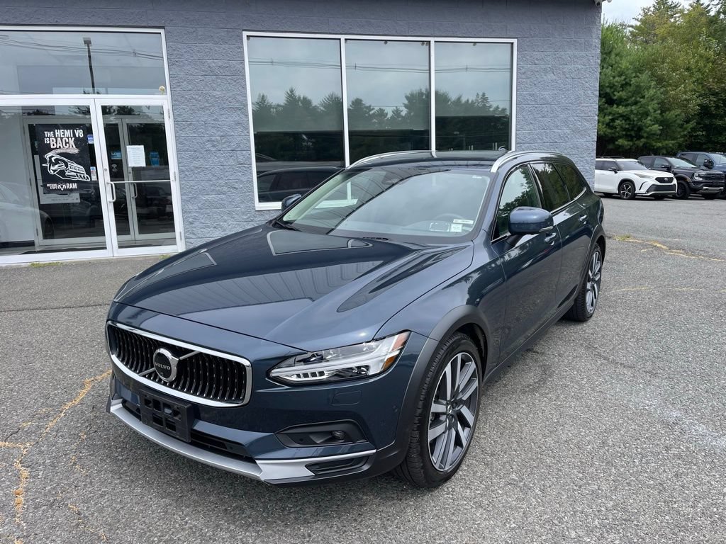 Used 2025 Volvo V90 B6 Cross Country Plus w/ Protection Package Premier AWD/4WD image 2