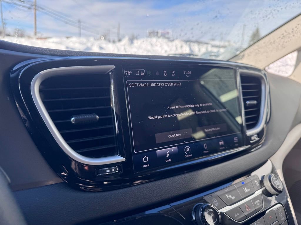 Used 2024 Chrysler Pacifica Touring-L image 20