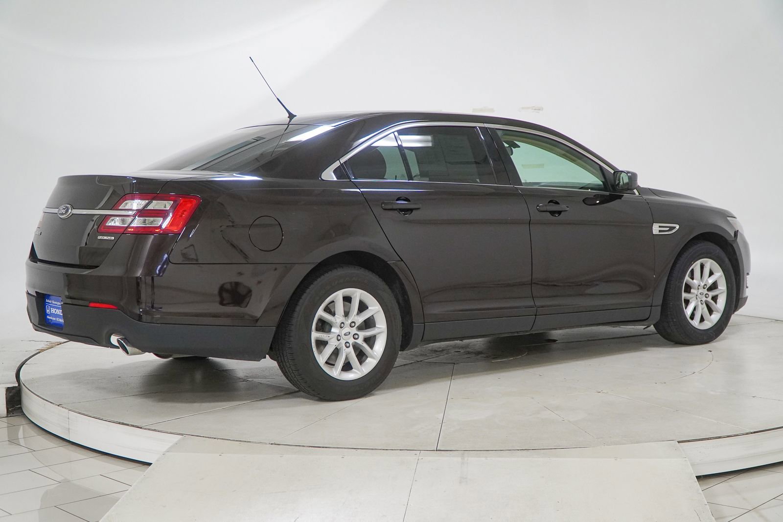 Used 2014 Ford Taurus SE FWD image 10