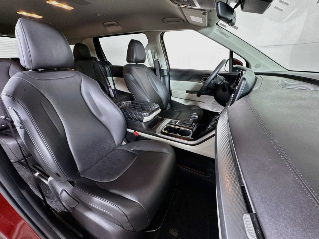 Used 2022 Kia Carnival LX FWD image 28