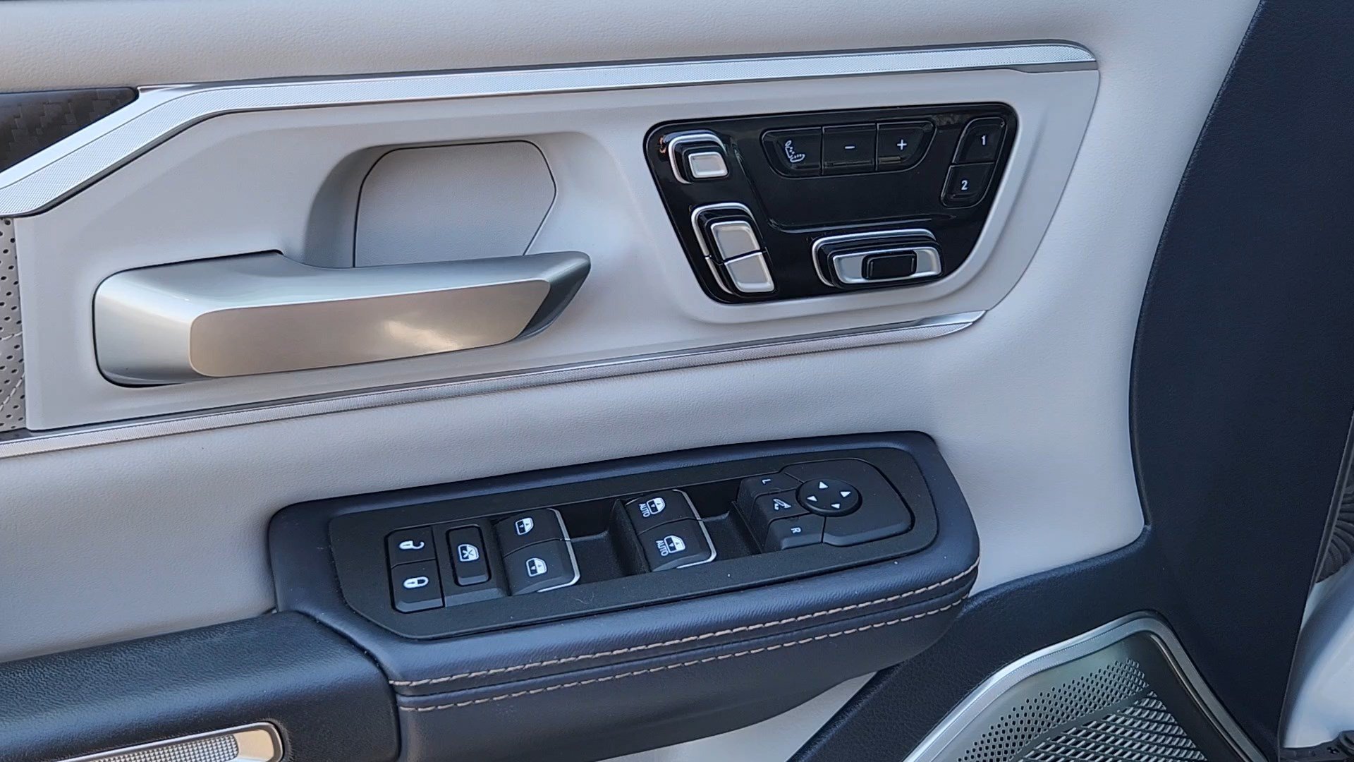 Used 2025 RAM 1500 Tungsten AWD/4WD image 7