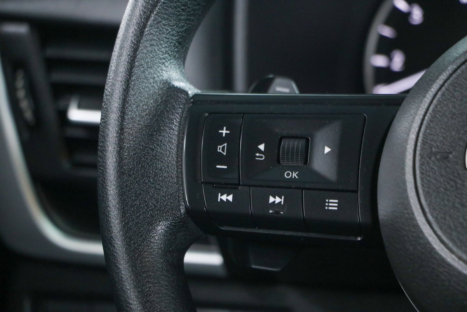 Used 2024 Nissan Rogue SV FWD image 13