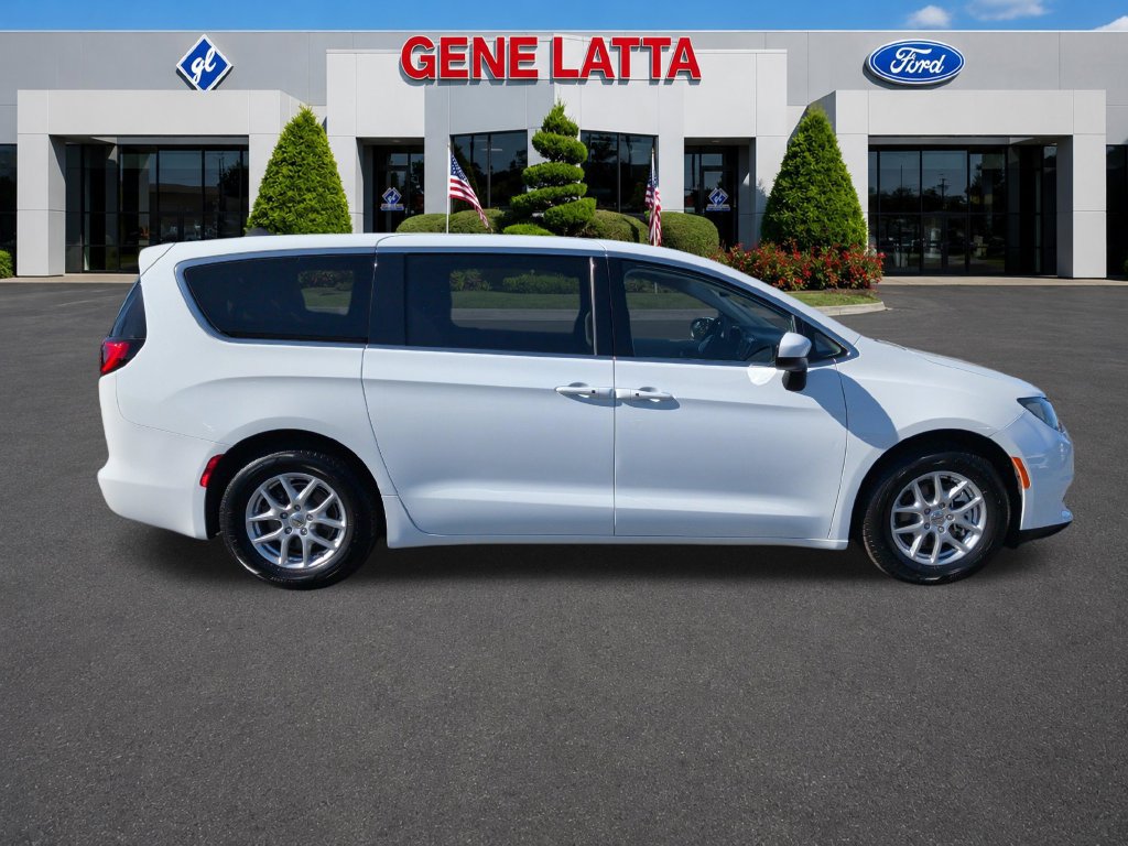 Used 2023 Chrysler Voyager LX FWD image 8