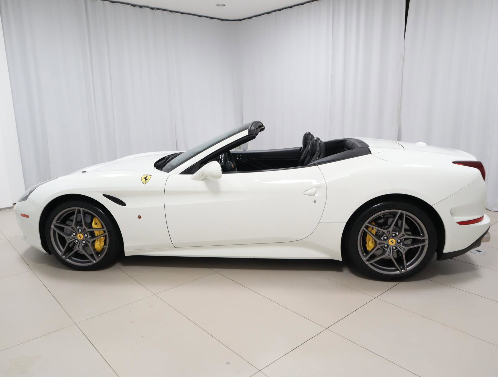 Used 2016 Ferrari California T image 16