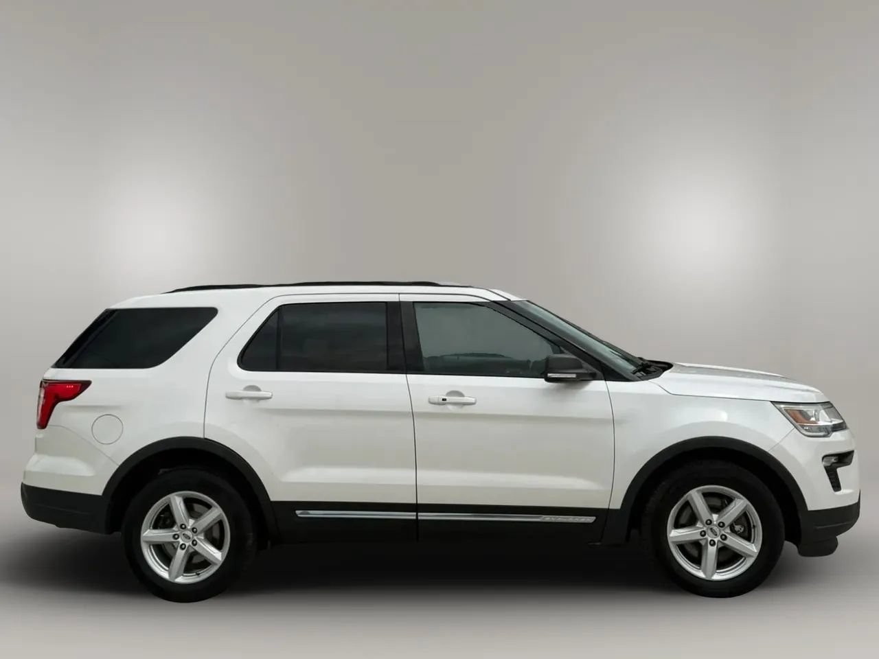 Used 2019 Ford Explorer XLT w/ Equipment Group 202A FWD image 8