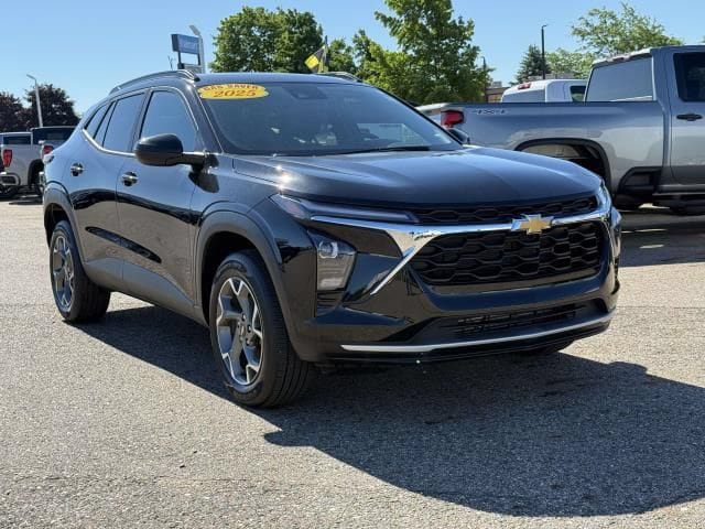 Used 2025 Chevrolet Trax LT FWD image 4