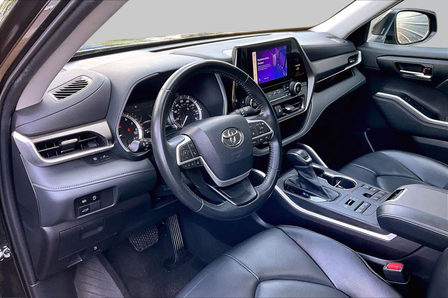 Used 2023 Toyota Highlander XLE AWD/4WD image 17