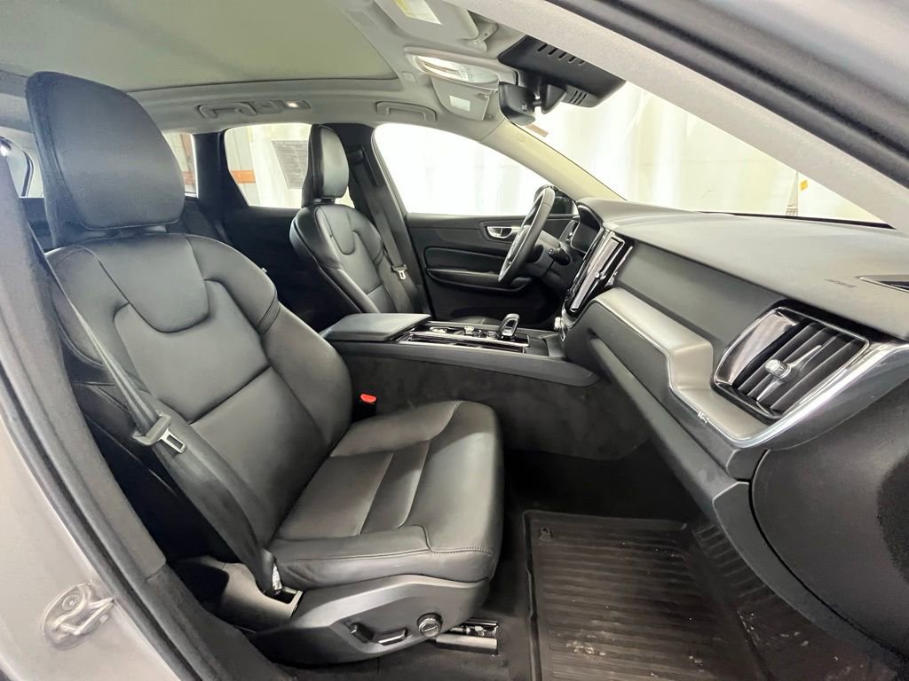 Used 2024 Volvo XC60 B5 Core image 10