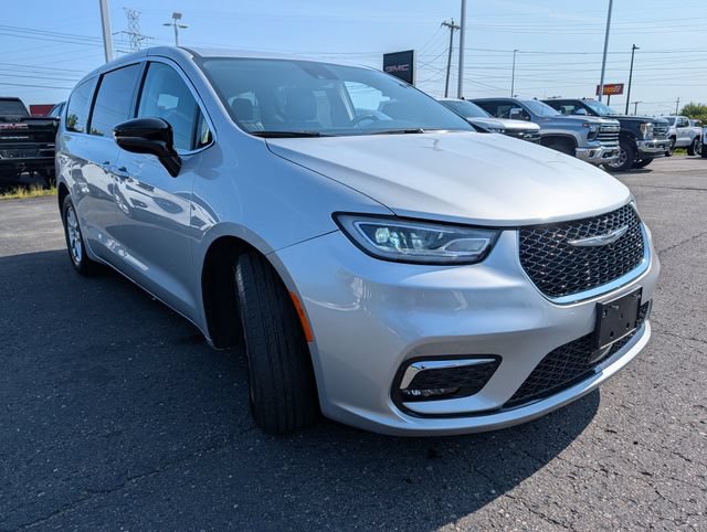 Used 2024 Chrysler Pacifica Touring-L FWD image 12