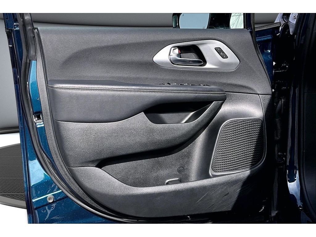 Used 2025 Chrysler Pacifica Limited image 20