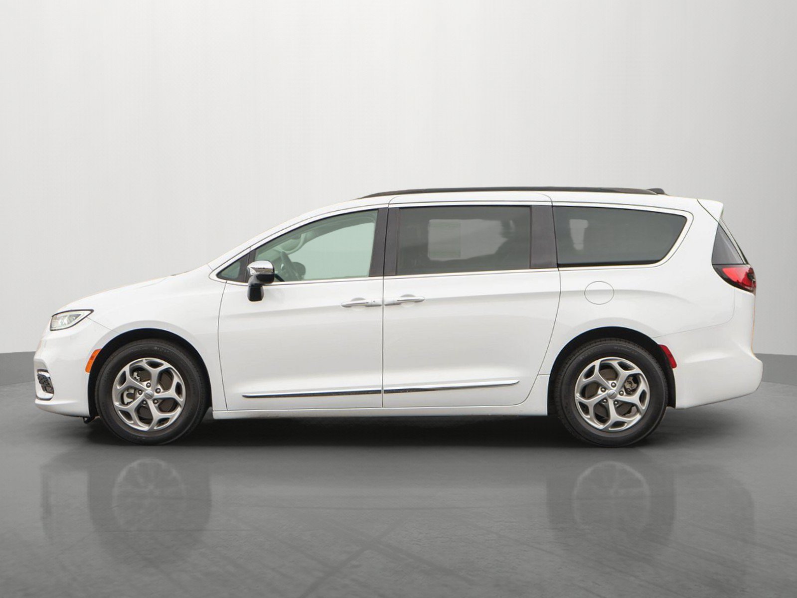 Used 2023 Chrysler Pacifica Limited FWD image 4