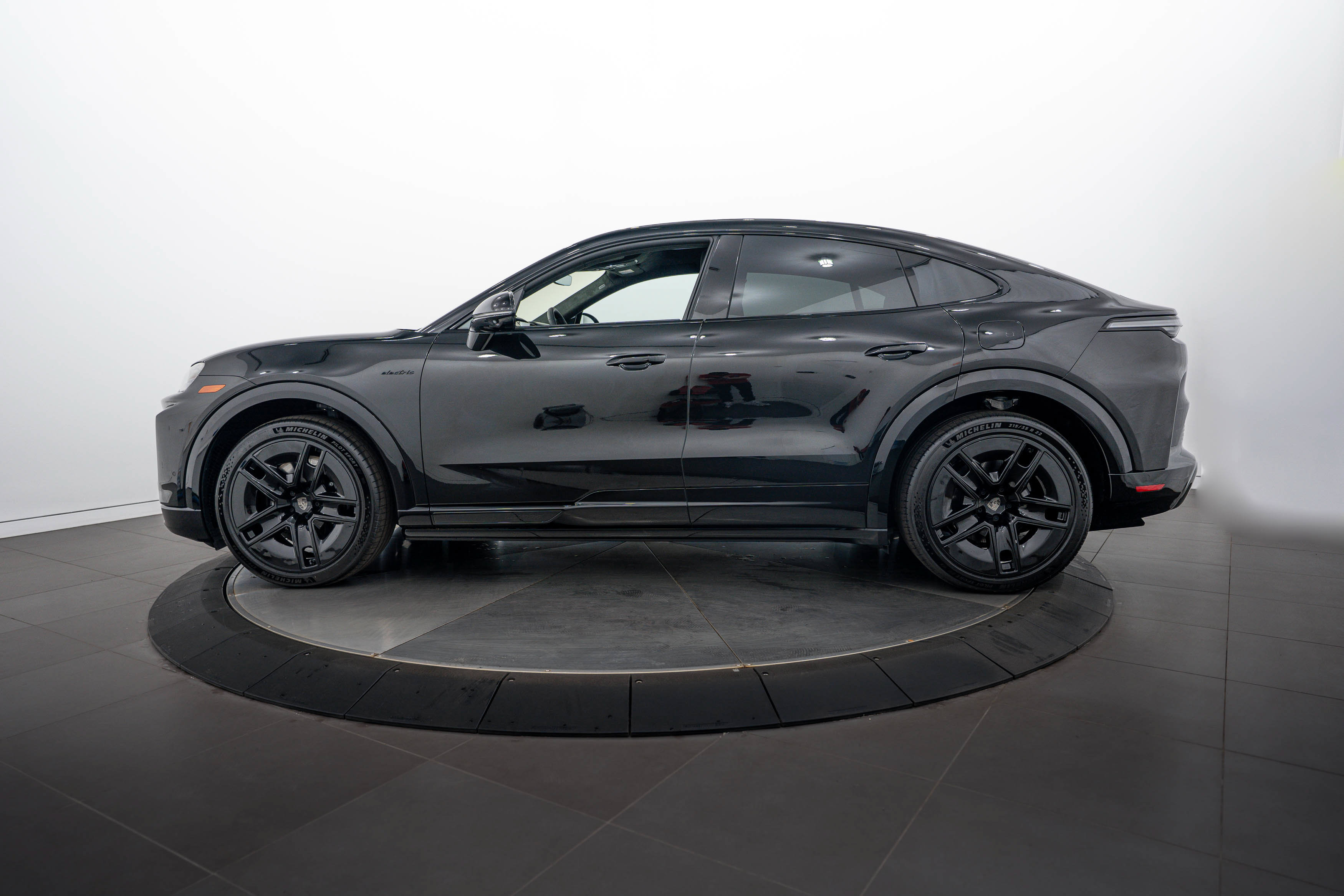 New 2026 Porsche Cayenne Turbo AWD/4WD image 2