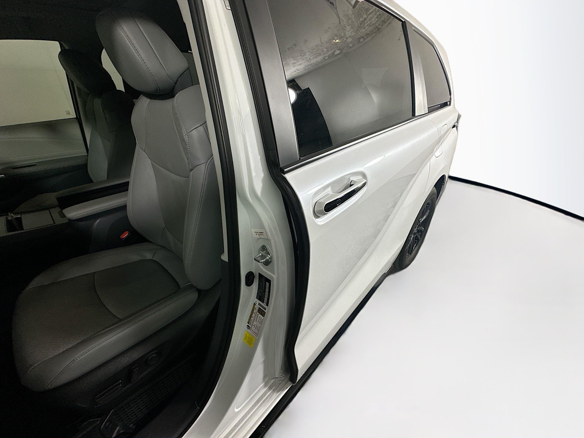Used 2023 Toyota Sienna Limited FWD image 12