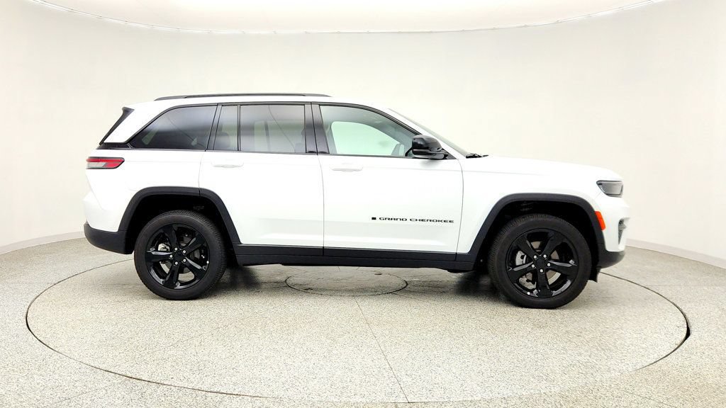 Used 2025 Jeep Grand Cherokee Altitude AWD/4WD image 4