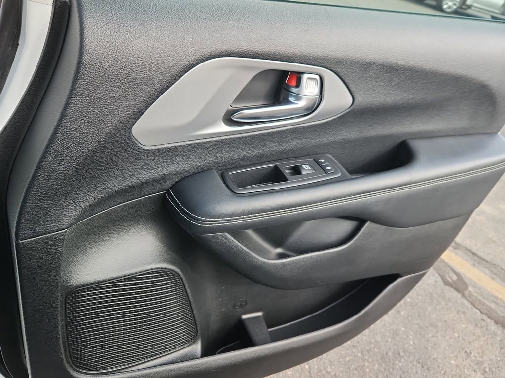 Used 2025 Chrysler Pacifica Limited FWD image 15