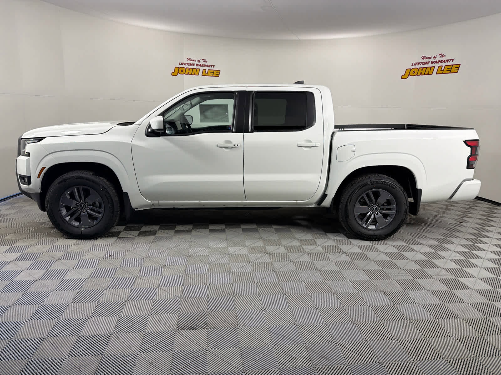 New 2025 Nissan Frontier SV w/ SV Convenience Package image 2