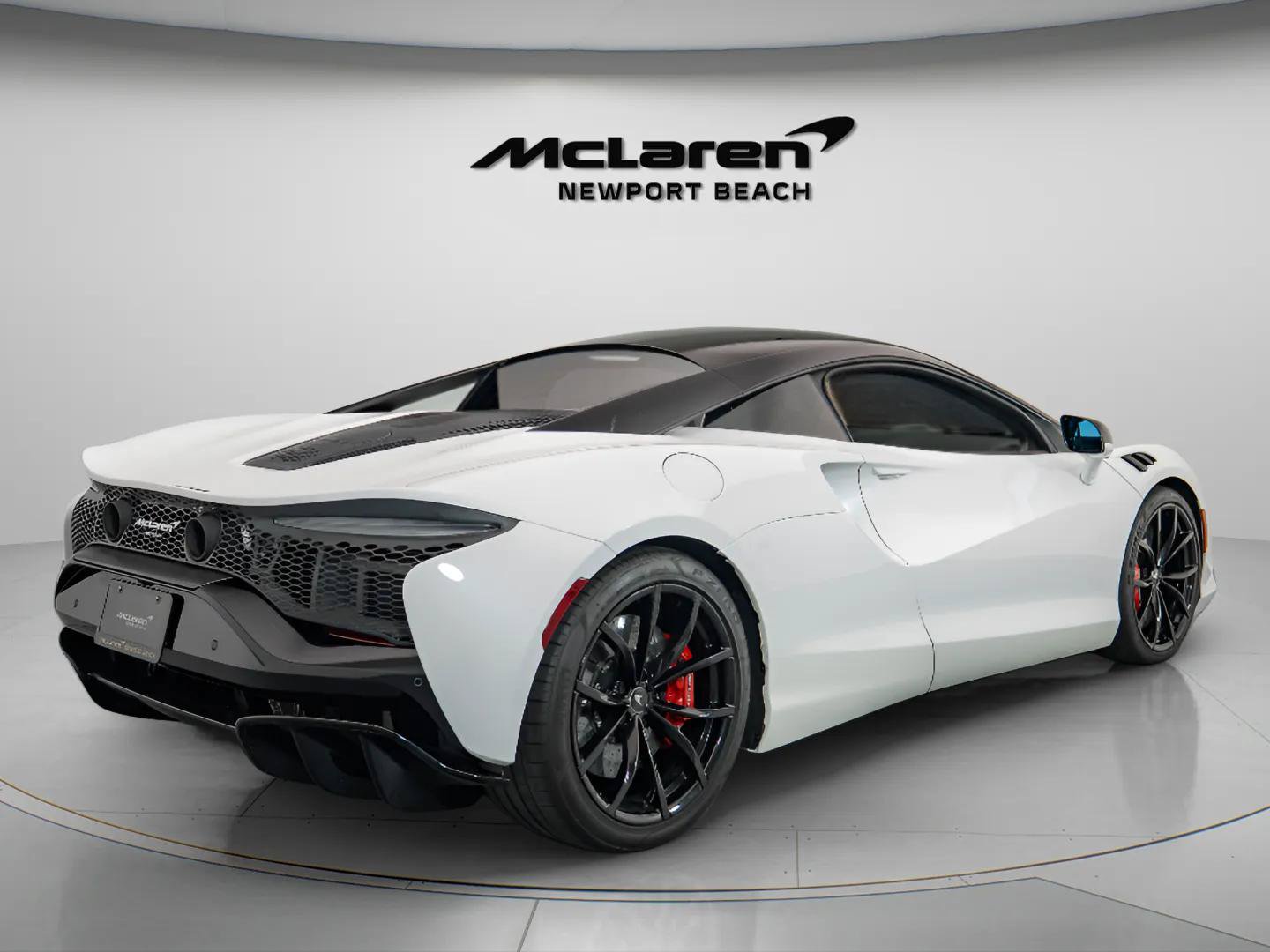 Used 2023 McLaren Artura RWD image 24