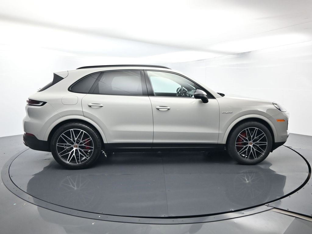 Used 2025 Porsche Cayenne S image 16