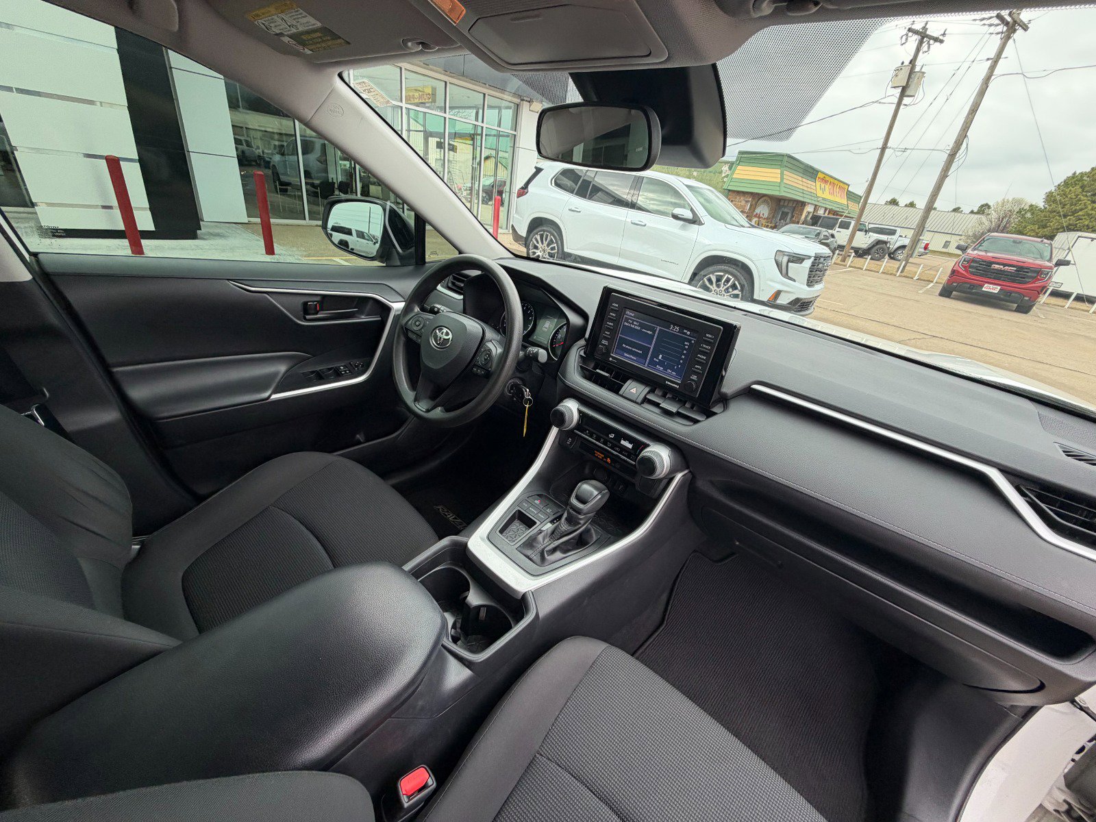 Used 2020 Toyota RAV4 LE FWD image 25
