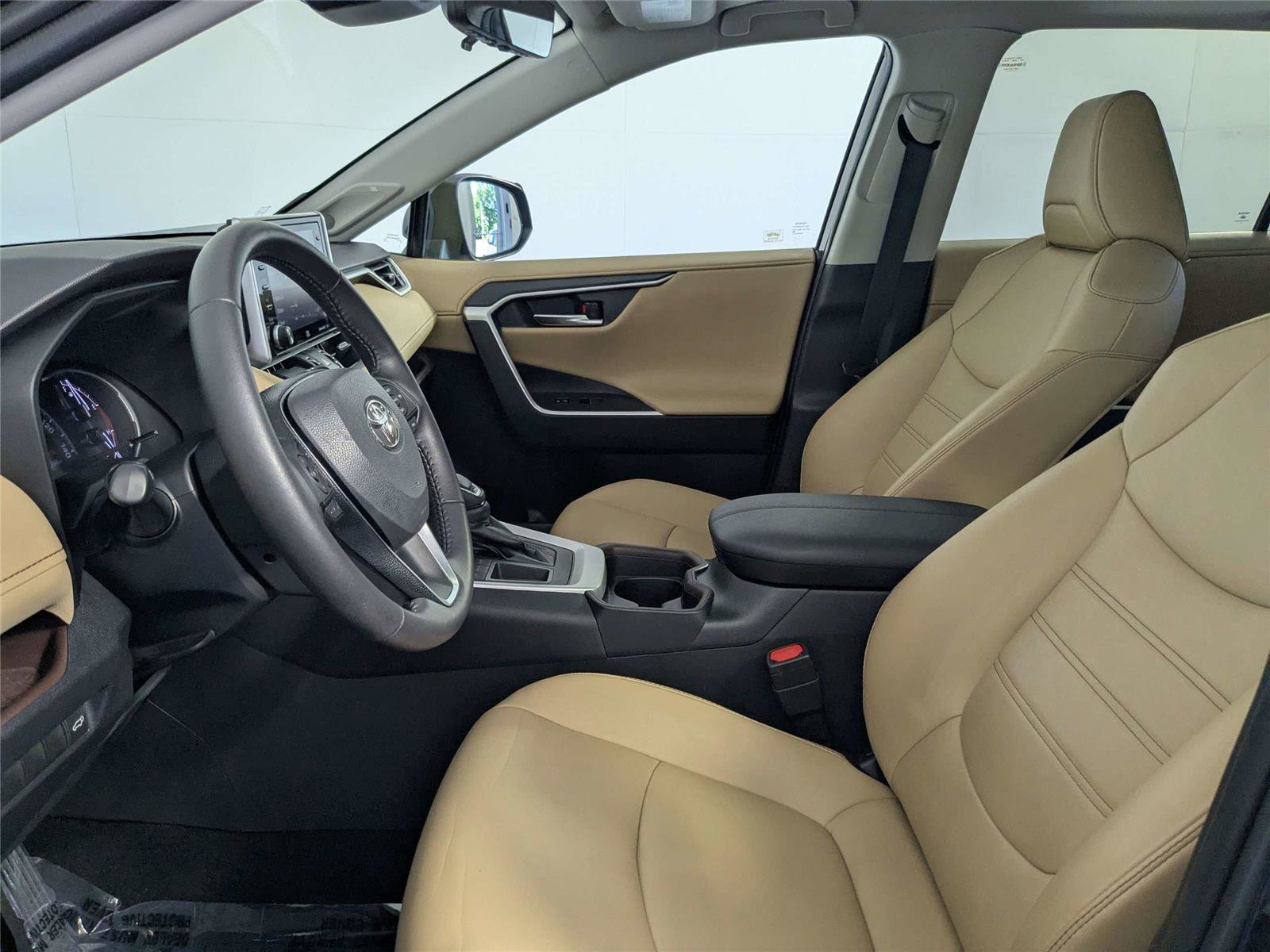 Used 2020 Toyota RAV4 Limited FWD image 12