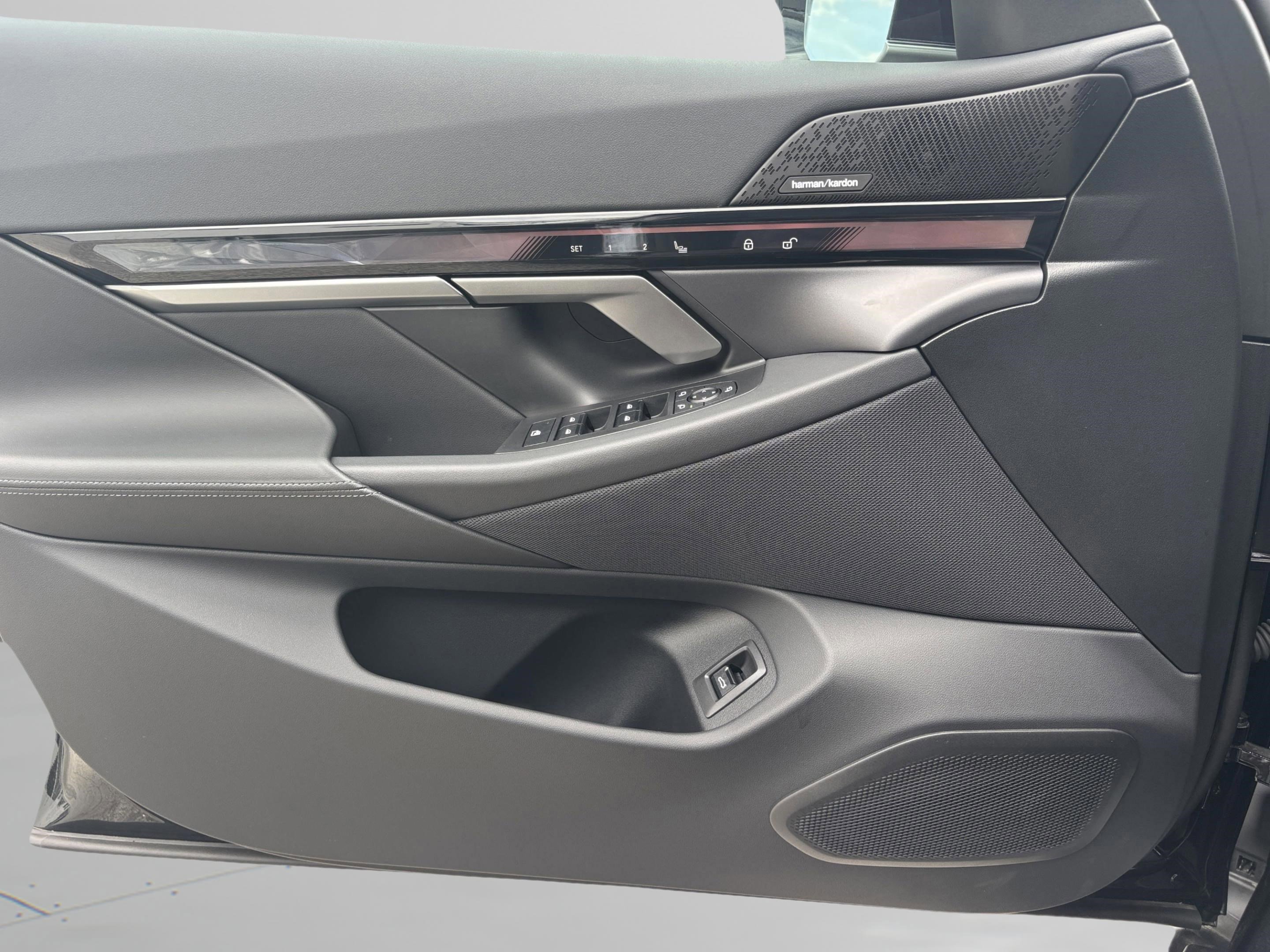 Used 2025 BMW i5 eDrive40i w/ Premium Package image 32