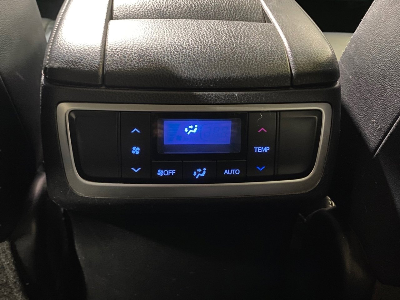 Used 2017 Toyota Highlander SE image 14