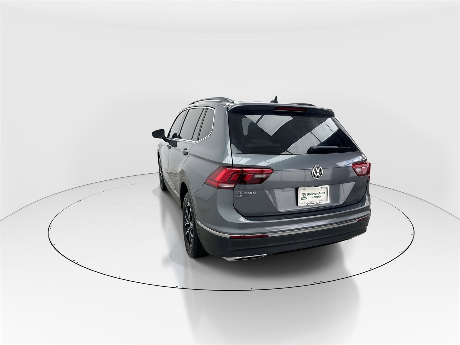 Used 2021 Volkswagen Tiguan SE w/ Panoramic Sunroof Package image 6