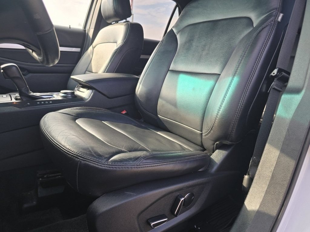 Used 2017 Ford Explorer XLT w/ Equipment Group 202A AWD/4WD image 22