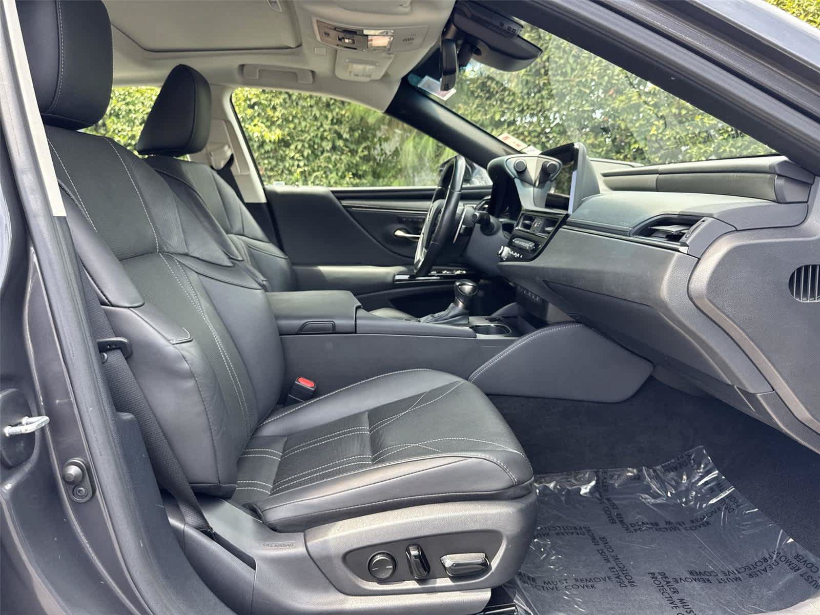 Used 2025 Lexus ES 300h w/ Luxury Package FWD image 15