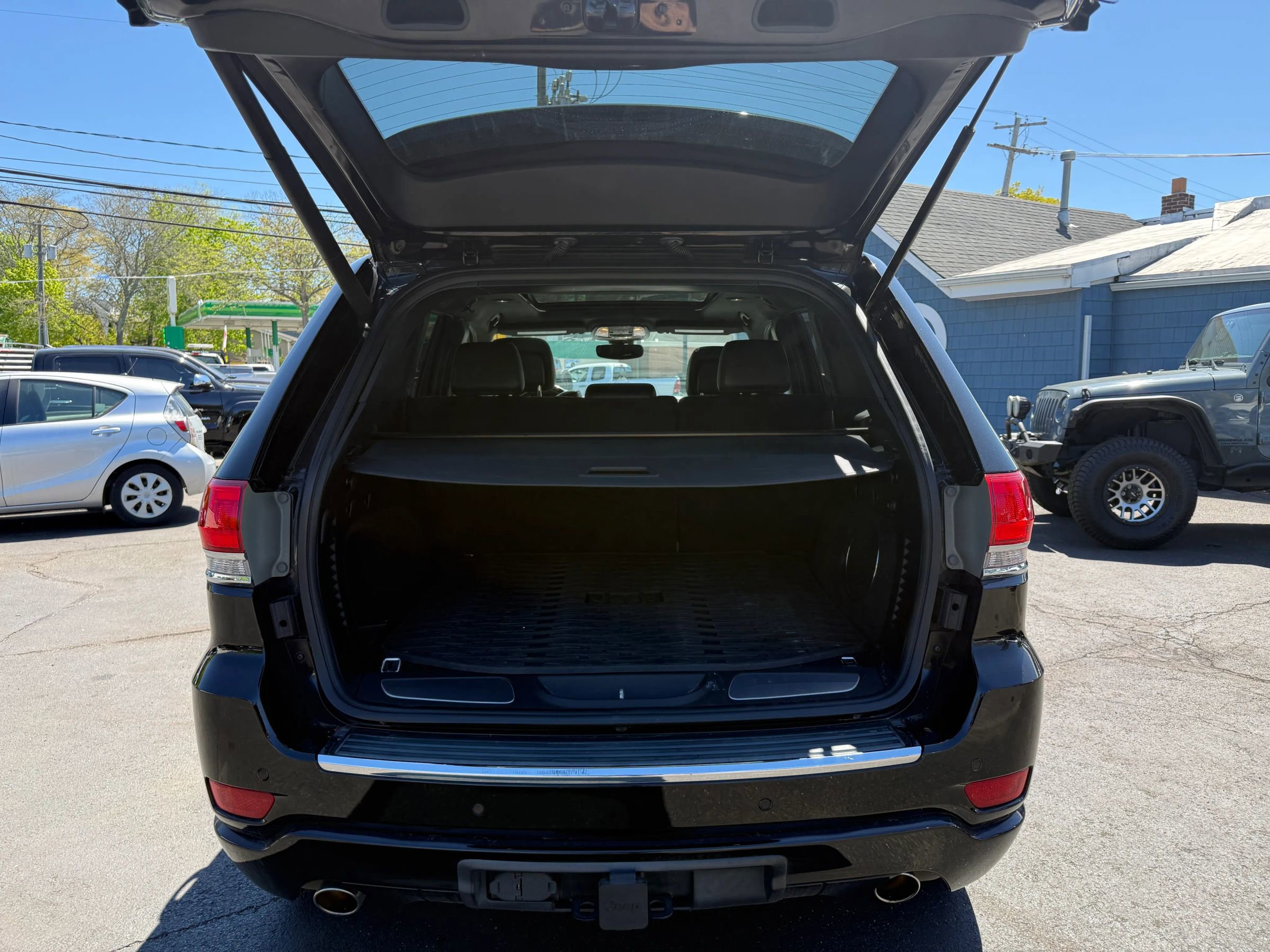 Used 2017 Jeep Grand Cherokee Overland AWD/4WD image 25