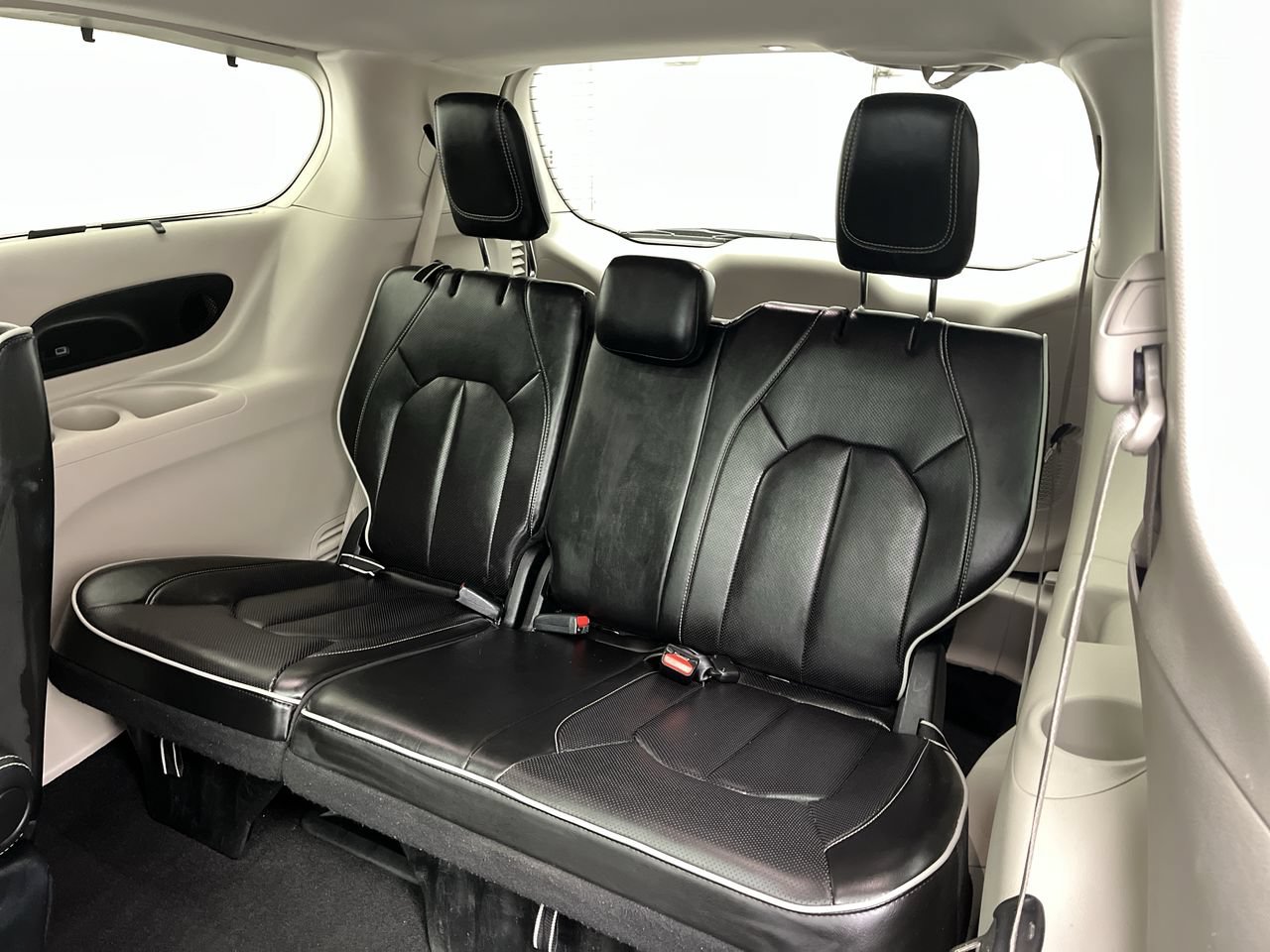 Used 2024 Chrysler Pacifica Limited FWD image 15