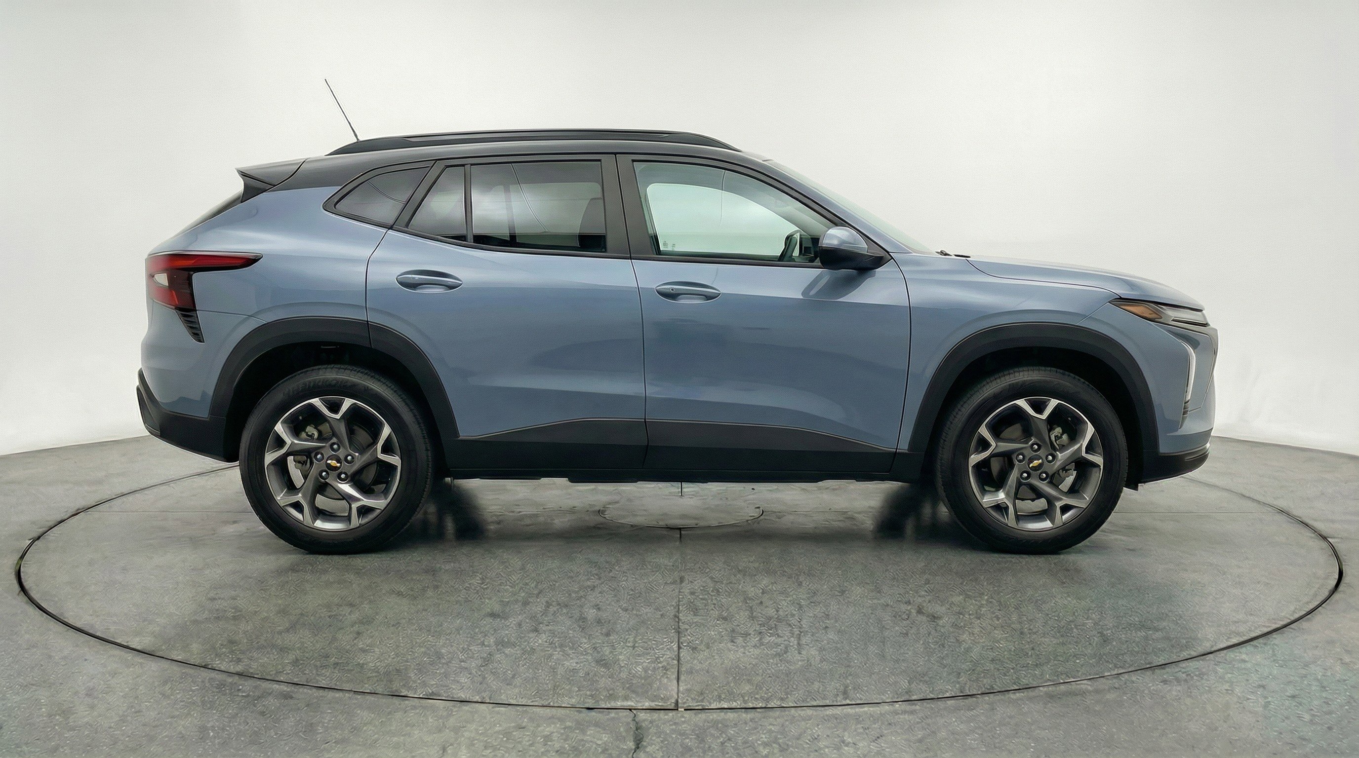 Used 2025 Chevrolet Trax LT w/ LT Convenience Package FWD image 11