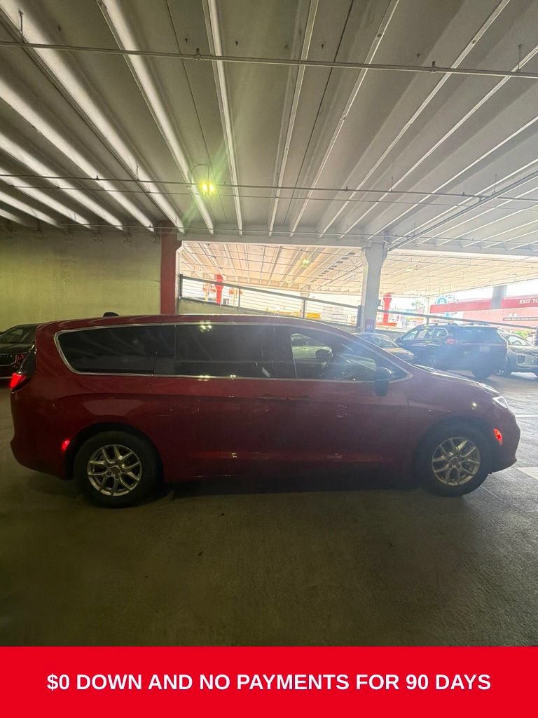 Used 2025 Chrysler Pacifica Select FWD image 7