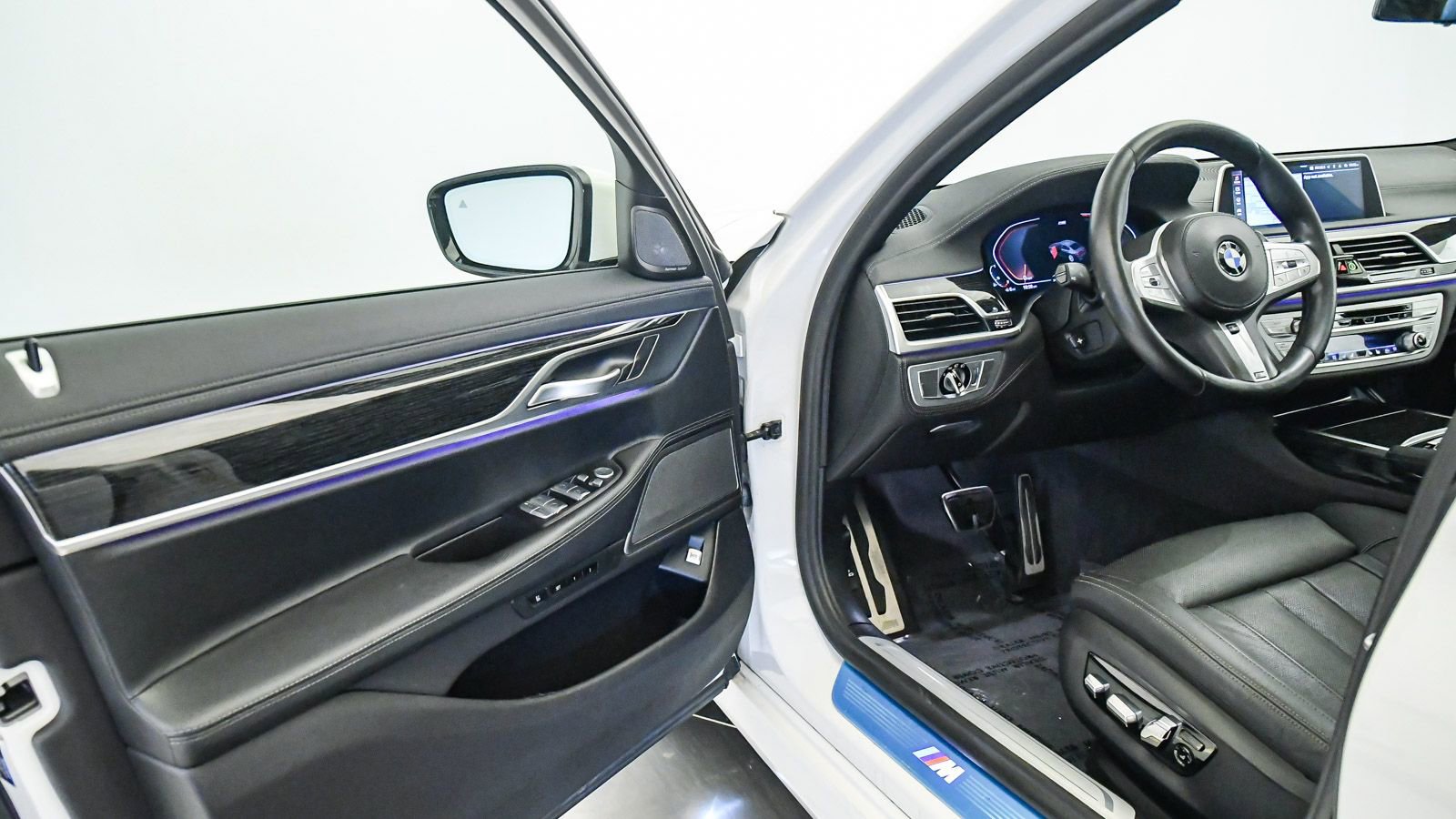 Certified 2022 BMW 740i w/ M Sport Package RWD image 28