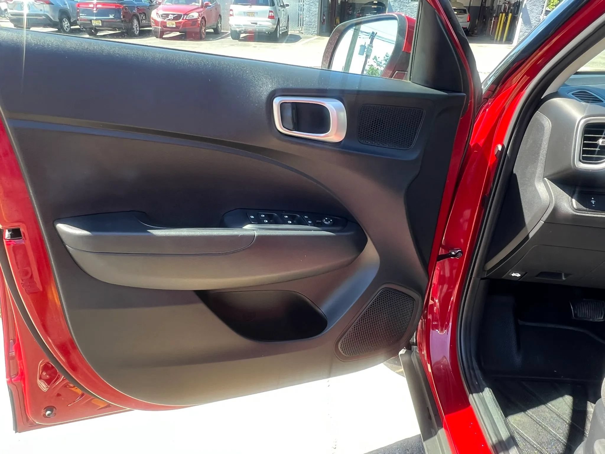 Used 2025 Hyundai Venue SE FWD image 12